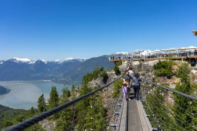 Vivi la freschezza di shannon falls, sali sulla sea to sky gondola e passeggia per whistler village in un’escursione guidata in piccolo gruppo da vancouver con trasporto incluso.