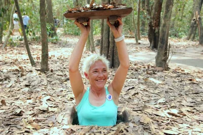 Découvrez les tunnels de cu chi, savourez les fruits du mékong, naviguez en sampan et partagez un thé avec les habitants. transfert, déjeuner et guide anglophone inclus.