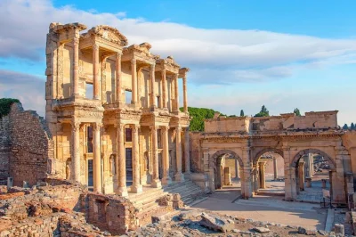 Fliegen sie von istanbul zu einer geführten tagestour nach ephesus. besuchen sie die antike stadt, den artemis-tempel, das haus der jungfrau maria, das dorf Şirince und mehr. alle tickets inklusive.