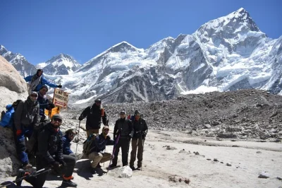Vive la aventura del trekking al campamento base del everest desde lukla, recorriendo aldeas sherpa, el monasterio tengboche y disfrutando vistas increíbles de las montañas. incluye recogida y comid