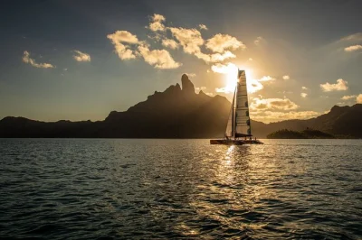 Disfruta de un atardecer en bora bora a bordo de un catamarán de lujo con bebidas, snacks, música y recogida en tu hotel. relájate mientras la tripulación local se encarga de todo.