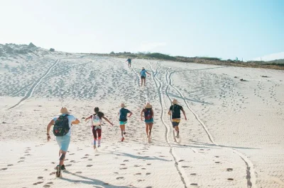 Descubre la costa salvaje de aruba al amanecer, camina hasta la piscina natural para nadar y hacer snorkel antes de que lleguen las multitudes, disfruta de snacks locales con un guía certificado.