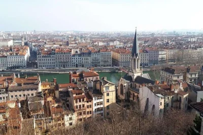 Descubra as traboules secretas de lyon, ouça histórias incríveis de reis e trabalhadores da seda, e admire a notre-dame de fourvière com um guia local — horário flexível.