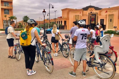 Explorez marrakech à vélo avec un guide local. traversez la médina, goûtez au pain frais et savourez un thé dans une oasis secrète. groupes réduits, histoires authentiques.
