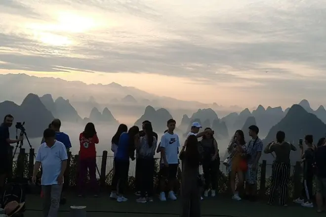 Alba a Yangshuo da Guilin con Collina Xianggong e barca di bambù