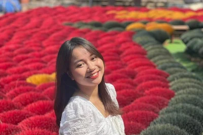 Erlebe die lebendige hanoi train street und das quang phu cau räucherdorf mit einem lokalen guide. inklusive hoteltransfer und eintritt für einen entspannten tag.