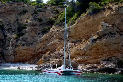 Catamarán en Menorca: Rutas únicas de medio día