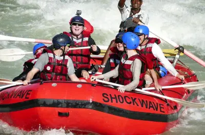 Zambezi Wildwasser-Rafting: Abenteuer auf Stufe IV–V Stromschnellen