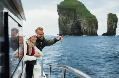 Tour in barca a Drangarnir, Isole Faroe: Faraglioni e cascate