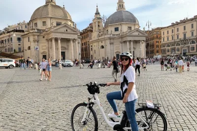 Explore o centro histórico de roma de e-bike. visite o coliseu, a fontana di trevi, campo de’ fiori e o gueto judaico com um guia local.