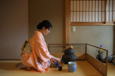 Descubra a tradicional cerimônia do chá em kyoto com especialistas locais. inclui degustação de matcha, doces veganos e a chance de preparar seu próprio chá.