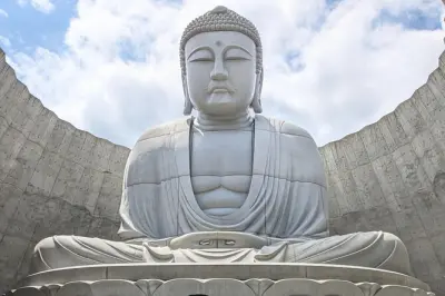 Sapporo & Hill of the Buddha tour: Sake tasting included