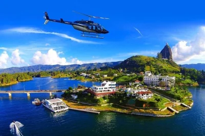 Siente la emoción de volar en helicóptero sobre guatapé, subir la famosa piedra, navegar el lago en barco y recorrer sus calles llenas de color — tour privado con recogida incluida.