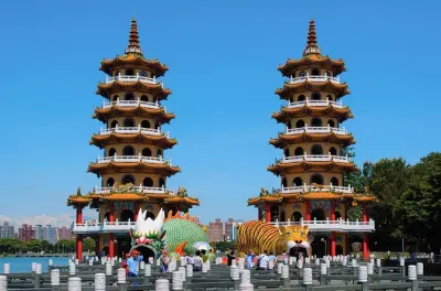 Kaohsiung day tour: Lotus Pond, Buddha Museum, Pier-2 Art