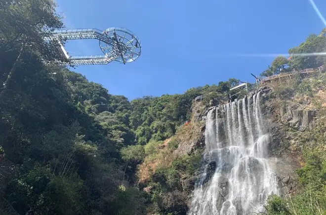 Gulong Canyon: Pasarela de vidrio de 1.314 m