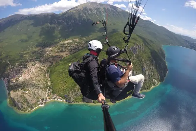 Parasailing en Ohrid: Vuelo privado con opción de acrobacias