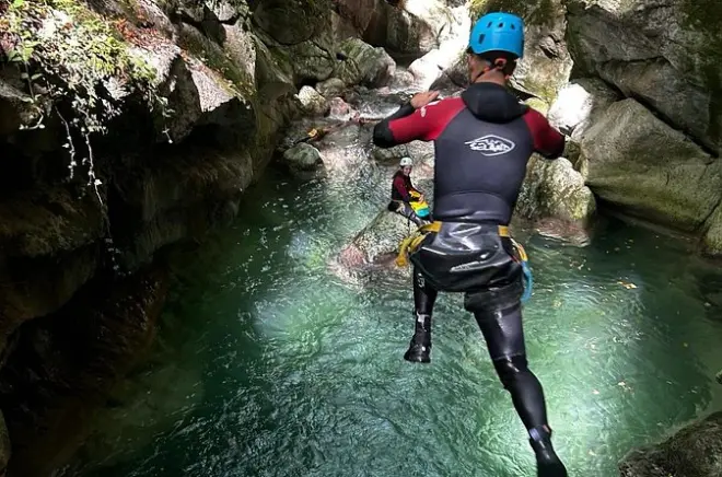 Canyoning no canyon Furon perto de Grenoble com saltos e rapel