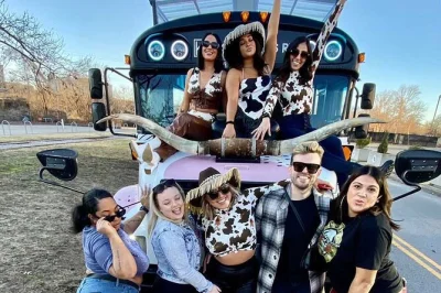 Divertiti tra risate e balli a nashville, esplorando broadway, music row e tootsies su un party bus privato con bartender vip, musica e storie locali. include il pickup.