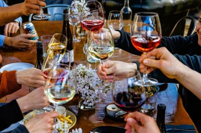 Disfruta pinot noir local, explora la cueva de vino más grande de nueva zelanda y relájate con un almuerzo en viñedo cerca de queenstown—incluye catas, guía y traslado desde el hotel.