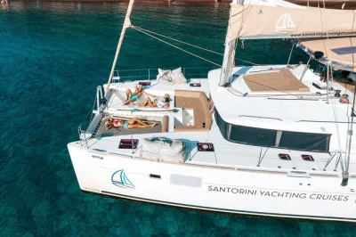 Parti dal porto di vlychada a santorini, nuota alle spiagge rossa e bianca, rilassati nelle sorgenti vulcaniche e gusta un pranzo bbq a bordo di un catamarano con trasferimenti inclusi.