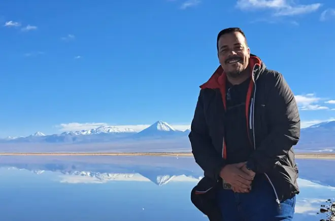 Atacama altiplano : Pierres rouges, sel et lagunes