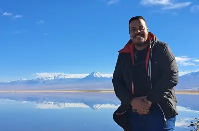 Atacama altiplano : Pierres rouges, sel et lagunes