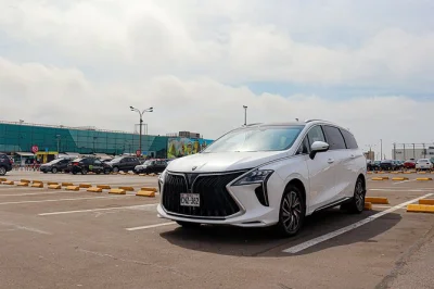 Privater transfer vom lima flughafen zum hotel buchen. spanischsprachiger fahrer, englischer telefonsupport, flugtracking und bequeme fahrzeuge. einfach & stressfrei.