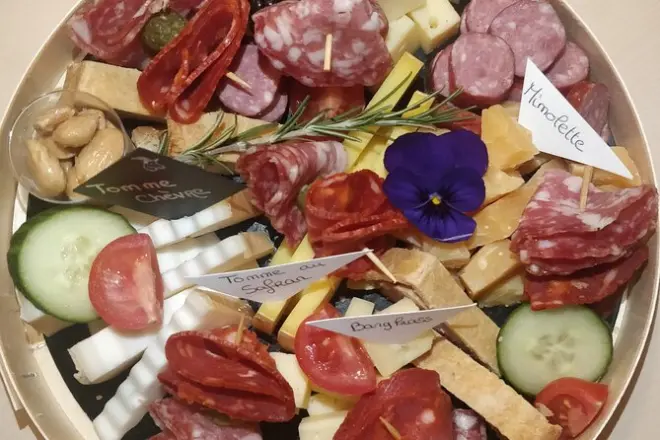 Weinverkostung in Colmar mit Käse und Wurst: Kellerführung