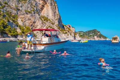 Capri erleben bei einer kleinen bootstour ab sorrent mit badepausen, grottenbesuchen und über 3 stunden freizeit auf der insel. inklusive abholung und getränken.