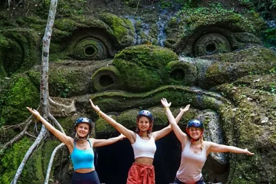 Scopri bali con un tour in quad tra sentieri nella giungla, risaie, cascate e la famosa grotta del gorilla. include pranzo, guida e attrezzatura.
