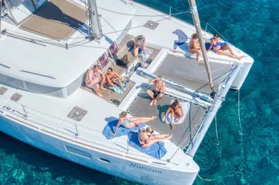 Scopri santorini a bordo di un catamarano: nuota a red o white beach, rilassati nelle sorgenti vulcaniche e gusta un barbecue greco con vino. incluso il transfer dall’hotel.