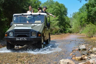 Erlebe die wilde seite der algarve bei einer halbtägigen jeep-safari ab albufeira. entdecke ländliche dörfer, koste regionale leckereien und besuche versteckte naturquellen. mit guide & verkostunge