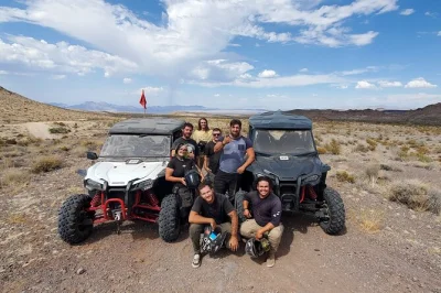 Sinta a poeira do deserto de mojave em um passeio guiado de buggy perto de las vegas, com transfer do hotel, água e todo o equipamento incluso. explore trilhas e cânions de areia, sem precisar de ex