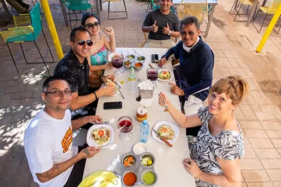 Scopri i sapori di san jose del cabo con una guida locale: assaggia mole, birria e sopes in locali a conduzione familiare. include cibo, bevande e visita al mercato.