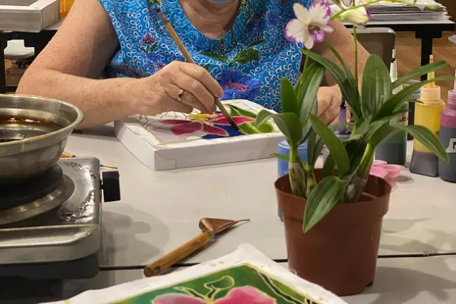 Apprenez la peinture batik à Singapour avec un artiste local