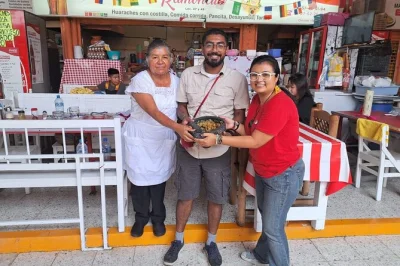 Descubre los mercados vibrantes de cdmx, prueba tacos y tamales, viaja en metro y aprende a preparar salsa con una familia local. grupo pequeño, incluye degustaciones.