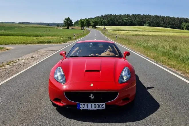 Guida una Ferrari a Nuremberg: 500 CV al volante