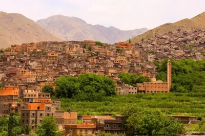 Fuggi da marrakech per un giorno tra le montagne dell’atlante: visita villaggi berberi, assapora un pranzo casalingo, scopri cascate e goditi il transfer dall’hotel. gruppo piccolo con guida local