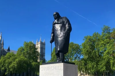 Scopri la londra della seconda guerra mondiale con una passeggiata guidata tra parlamento e whitehall, poi visita le churchill war rooms in autonomia. biglietti inclusi.