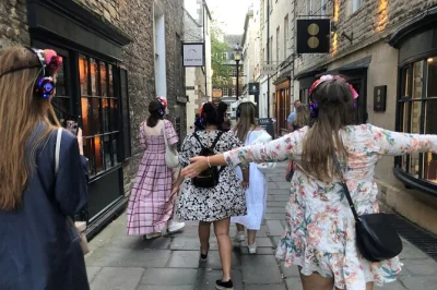 Descubre bath al estilo bridgerton con un paseo guiado, escucha la música de la serie en tus auriculares y visita la casa de lady danbury y las assembly rooms.