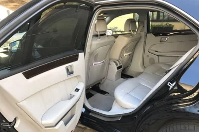 Buchen sie einen privaten flughafentransfer in prag mit einem englischsprachigen fahrer. zuverlässige abholung, flugüberwachung und komfortable fahrt zu ihrem ziel.