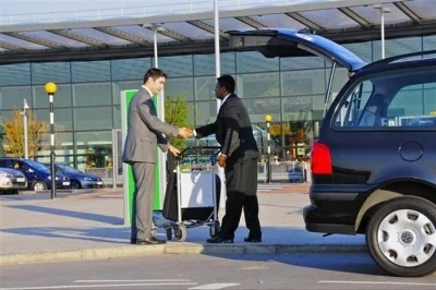 Reserve um transfer privado do aeroporto do cairo até o centro da cidade. motorista que fala inglês, carro novo com ar-condicionado. pickup fácil, chegada sem estresse. garanta já sua reserva.