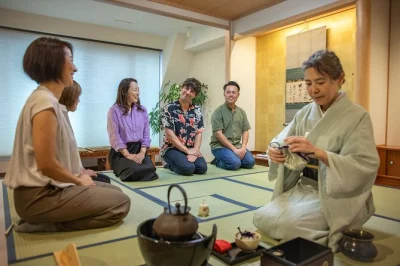 Découvrez la cérémonie de thé relaxante à asakusa, tokyo : fouettez votre propre matcha, savourez des douceurs japonaises et posez toutes vos questions — thé, gourmandises et guide local inclu