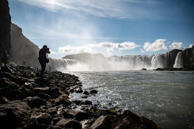 Feel the spray at goðafoss waterfall on a relaxed day trip from akureyri port, with cruise pickup, wifi, and an icelandic treat included. return-to-ship guarantee.