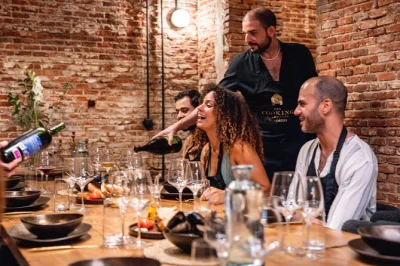 Découvrez madrid à travers une balade tapas guidée par un chef, arrêts vermouth et un dîner privé dans une cave centenaire avec vin à volonté. transfert, dégustations et guide expert inclus.