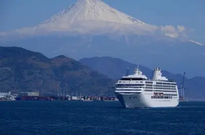 Santuario Kunozan Toshogu e monte Fuji da porto di Shimizu