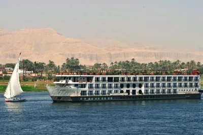 Vuela sobre luxor al amanecer, navega por el nilo hasta asuán, descubre templos antiguos con un egiptólogo y disfruta de todo incluido. recogida y traslados incluidos.