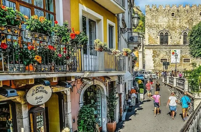 Taormina Castelmola tour: Private guide and tastings