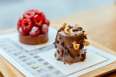 Explore o bairro judeu e o 4º arrondissement de paris com um guia local, provando queijos, embutidos, crêpes e muito mais em um tour privado. inclui degustações e pontos turísticos.