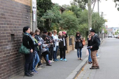 Scopri la storia criminale di fitzroy con un tour a piedi guidato da uno storico locale. esplora vicoli nascosti, ascolta storie vere e ricevi un libretto con foto rare.